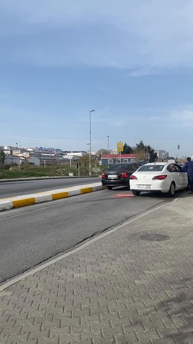 Ters y�nden gelen bir s�r�c�n�n kapan� fark etmeyerek otomobiliyle �zerinden ge�tikten sonra lastiklerinin patlad��� anlar, cep telefonu kameras�yla kaydedildi.