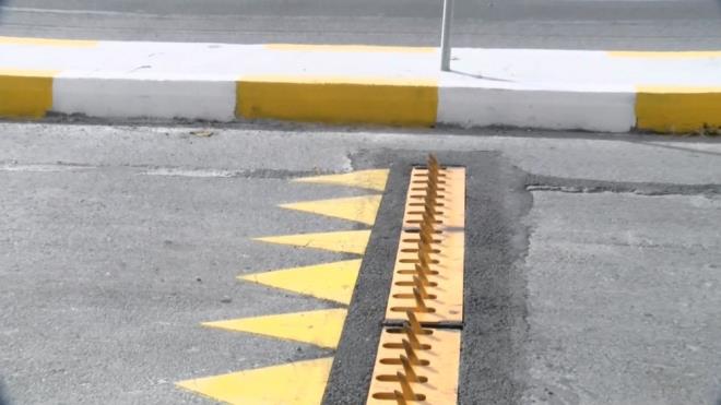 Kapan� g�rmeyip, ge�meye �al��an s�r�c�lerin ma�dur oldu�unu s�yleyen T�t�n, ?M�mk�n mertebe durdurabildi�imizi durduruyoruz, durduramad���m�za da lastik konusunda yard�mc� olmaya �al���yoruz. �lk 3 - 4 g�n yakla��k 200 civar�nda bir lastik de�i�imi oldu, son iki g�nd�r biraz daha azald�.? dedi.