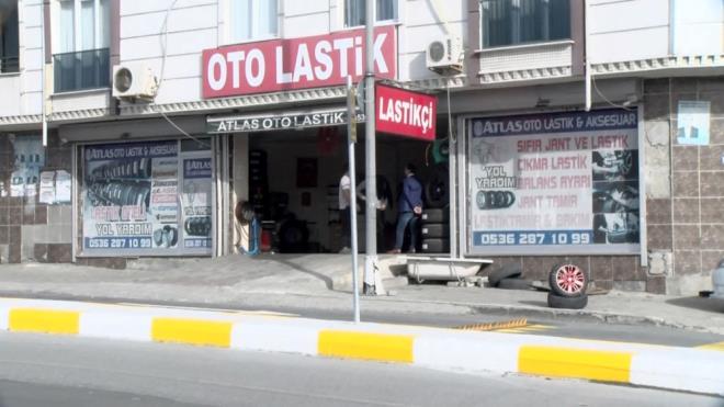 Esenyurt'ta yeni yap�lan yola konulan kapan, kapan� fark etmeyen s�r�c�lerin lastiklerini patlatt�.  Kapan�n bulundu�u noktan�n hemen yan� ba��nda lastik�i bulunmas�, sosyal medyada viral oldu.