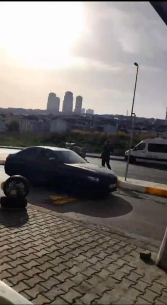 Baz� s�r�c�ler ise s�rekli kulland�klar� yoldan ge�meye �al���rken kapan� son anda fark etti.  Kapan�n bulundu�u sokaktaki esnaf da s�r�c�leri ge�memeleri konusunda uyarmaya �al���yor.