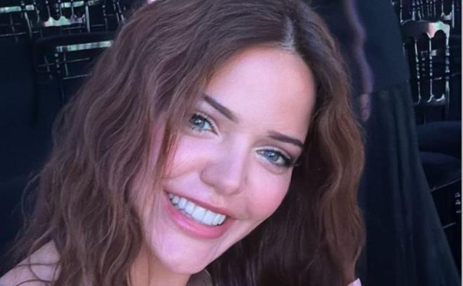 Sevilen oyuncu Hilal Altnbilek'in estetiksiz hali sosyal medyada gndem oldu. ahane Hayatm dizisi ile ekrana dnen Altnbilek'in burun, di, dudak ve ene hatt, elmack kemikleri gibi bir takm estetikler yaptrd ortaya kt.