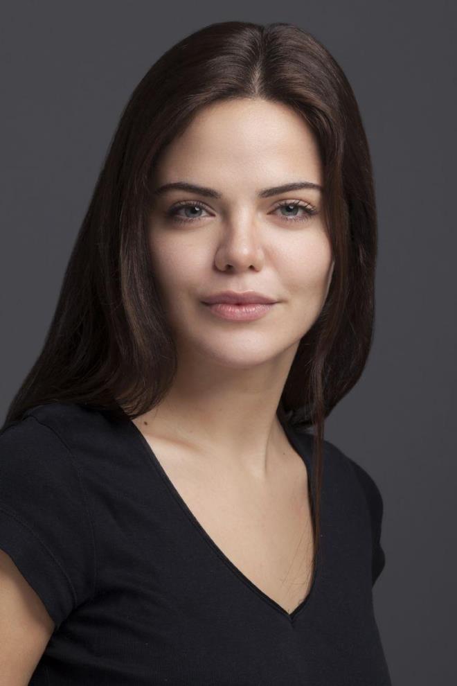 2016 ylnda Hayatmn Ak adl dizide Nil adl karakteri canlandrd. Daha sonra, 2018-2022 yllar arasnda atv'de yaymlanan Bir Zamanlar ukurova adl televizyon dizisinde Zleyha Yaman karakterini canlandrd.Ayn yl aan Irmak'n ynetmen ve senaristliini stlendii ocuklar Sana Emanet adl dram-gerilim trndeki sinema filminde Engin Akyrek ile barolde yer ald.