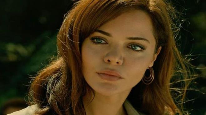 11 ubat 1991 tarihinde zmir'de Kosova kkenli bir ailede doan Hilal Altnbilek, lkokul'dan itibaren tiyatro ile ilgilendi. Ege niversitesi letme Fakltesi'nde okurken oyunculua balad. Bir gzellik yarmasnda ilk 5'e girdi ve fotomodel oldu.