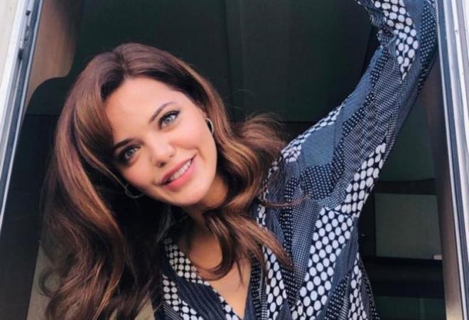 2009-2010 yllar arasnda stanbul'daki Mjdat Gezen Sanat Merkezi'nde, ada Drama Topluluu ve Ali Haydar El'dan oyunculuk eitimi ald.