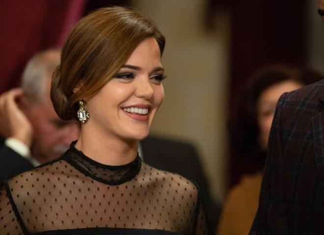 lk oyunculuk deneyimini, 2011 ylnda FOX'ta yaymlanan Derin Sular adl gnlk dizide yaad. 2013 ylnda yaynlanmaya balayan ve 2016 ylnda sona eren Karagl dizisinde zlem karakterini canlandrd.