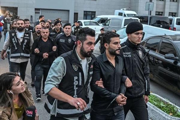 Polat'�n 76 ya��ndaki anneannesinin �zerine 4 �irket kurdu�u saptanm��t�. Bu �irketlerden bir tanesi de DP G�zellik Kozmetik �irketi'ydi. �irketin, Fekpen Plastik isimli firmadan 150 milyon lira de�erinde ger�ek bir al�� ve sat��� olmayan sahte fatura temin etti�i belirlendi.