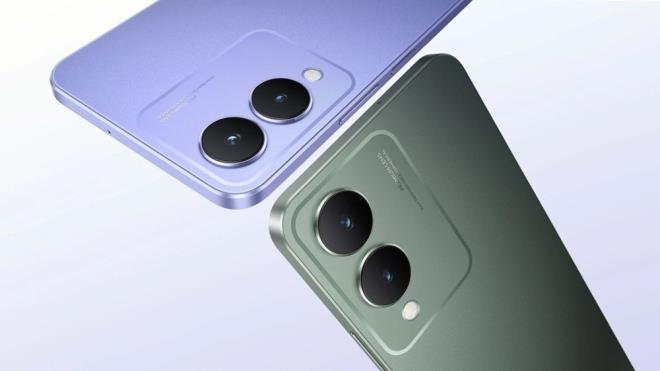 vivo Y17s, 15 W h�zl� �arj destekli 5.000 mAh kapasiteli b�y�k bataryas� ile neredeyse 20 saat boyunca YouTube �zerinden video izleme s�resi vaat ediyor. Su s��ramalar�na ve toza kar�� IP54 dayan�kl�l�k sertifikas�na sahip telefonun �zellikleri aras�nda �ift SIM kart deste�i de yer al�yor.    vivo t�m Y serisi modellerinde oldu�u gibi Y27 ve 17s?de de t�keticilere en az 2 b�y�k Android g�ncellemesi ve 3 y�l Android g�venlik g�ncelleme garantisi veriyor.