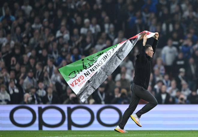 Kar��la�maya bir s�re ara verilirken, protestocunun g�zalt�na al�nmas� sonras� ma�a kald��� yerden devam edildi.