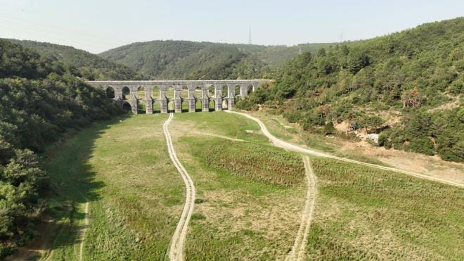 Kurak ge�en yaz aylar� ve beklenen ya���lar�n bir t�rl� gelmemesiyle �stanbul barajlar�ndaki doluluk oran� son y�llar�n en d���k seviyelerine geriledi.