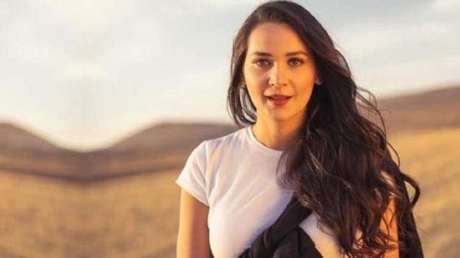 Oyunculuu ile dikkat eken Glsm Ali, Gnl Da, Dirili Erturul, Hanm Ky gibi baarl dizilerde yer alarak adn duyurmay baard.