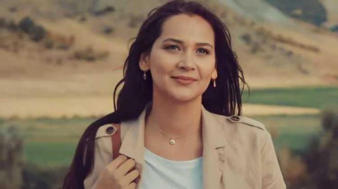 Gnl Da dizisi ile merak uyandran ve hayran kitlesini geni kesimlere duyuran Glsm Ali bir Avm'de objektiflere takld. Bir arkadann dn iin alverie ktn syleyen Glsm Ali, kameralara grnt verdi.