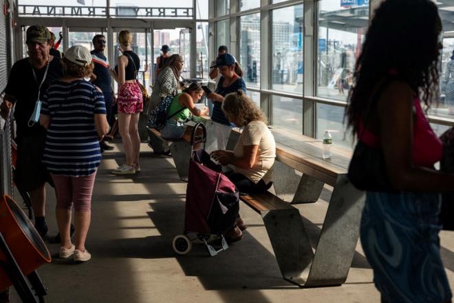 ABD'nin Teksas eyaletinde yer alan Houston ehri, st ste 22 gnle ar scak hava dalgasnn en uzun srd byk ehir oldu. Ar scak hava dalgas New Orleans ve Endonezya'daki Jakarta ve Tangerang ehirlerinde 17 gn boyunca, ABD'nin Austin ve San Antonio kentlerinde srasyla 16 ve 15 gn boyunca srd.