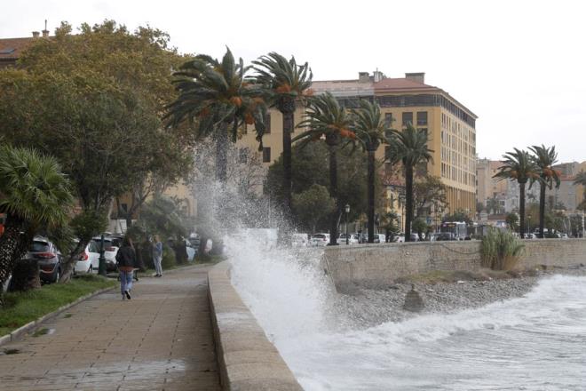5,7 MLYAR NSAN EN AZ 30 GN SREYLE YKSEK SICAKLIKLARI HSSETT    Bu dnemde, 5,7 milyar insan iklim deiikliinin etkisiyle en az  kat daha olas hale gelen ve 30 gnden fazla srede ortalamann zerinde seyreden scaklk periyotlar yaad ve CSI 3 seviyesinde scaklklara maruz kald.    Japonya, Endonezya, Filipinler, Vietnam, Banglade, ran, Msr, Etiyopya, Nijerya, talya, Fransa, spanya, Birleik Krallk, Brezilya, Meksika, Karayipler ve Orta Amerika lkelerinde yaayan nfusun neredeyse tamam, uzun sreli scaklklar hissetti.