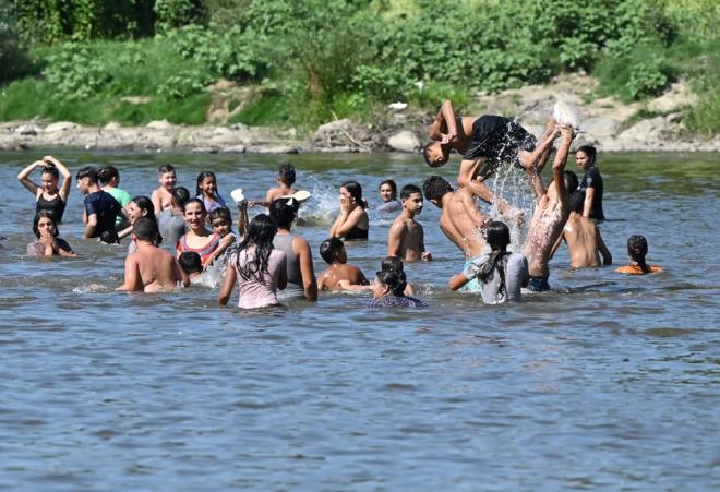 Kresel scaklklarn sanayi ncesi seviyelerin 1,32 derece zerine kmasyla, dnya, kaytlardaki en scak 12 aylk dnemini yaad. Sadece zlanda ve Lesotho'da normalden daha dk scaklklar kaydedildi.
