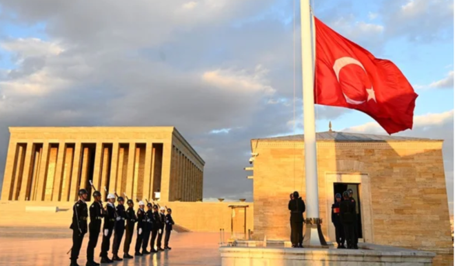 2013'te deien bayrak direi    Ziyaretileri Aslanl Yol'un sonunda 15 bin kii kapasiteli tren meydan karlyor. Zeminde 373 hal ve kilim motif ss bulunuyor. Antkabir'in ankaya giriinde ise 33 metre 53 santim uzunluunda bayrak direi yer alyor. Direk 1946'da ABD'de yaayan Trk vatanda Nazmi Cemal tarafndan hediye edildi.