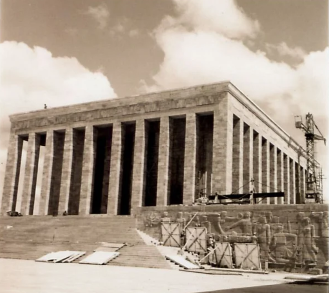 Yer tespitiyle ilgili sorunun zmnn ardndan uygulanacak proje ile ilgili uluslararas yarma dzenlendi. lk nce sadece yabanc mimarlarn katlmas planlanan yarma daha sonra gelen tepkilerin ardndan yerli mimarlara da ald. Alan serbest yarmaya 49 proje sunuldu.