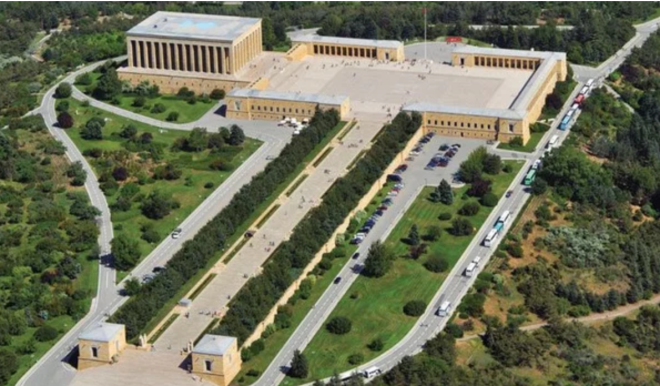 Ziyaretiler Atatrk'n mozolesine kmadan nce 262 metre uzunluundaki Aslanl Yol'dan geiyor. Yol, aralarnda 5'er santimetre boluk bulunan asimetrik denmi talardan oluuyor. Yolun asimetrik talarla denmesinin amacnn, ziyaretilerin yere bakarak yrmesini ve Atatrk'n mozolesine balar nde eik, saygyla kmalarn salamak olarak belirtiliyor.