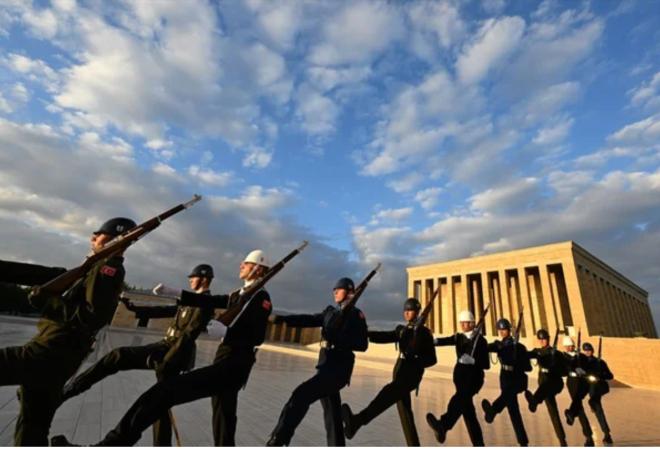 Antkabir'de simetrik yerletirilen on kule, yap bakmndan ayn zellikleri barndryor. zeri piramit eklinde atlarla rtl kulelerde Trk adrlarnda grlen tun mzrak ucu bulunuyor. Tavanlarnda Trk kilim desenlerinden alnan geometrik sslemeler, i duvarlarnda kulenin adyla ilgili bir kompozisyon ve Atatrk'n szleri yer alyor.