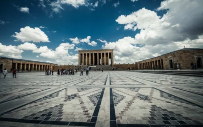 Galeri alannda Atatrk'n mezar odas da bulunuyor. Lahit tann tam altna denk gelen bu odada byk nder Atatrk'n mezar yer alyor. Seluklu ve Osmanl mimarisi tarznda sekizgen planl olarak yaplan mezar odasna sadece zel izinle girilebiliyor. Odann grnts ziyaret saatlerinde kameralarla kapnn nndeki televizyonda gsteriliyor.