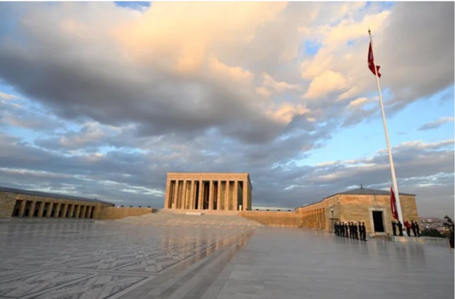 Atatrk ve Kurtulu Sava Mzesi    Antkabir'de Misak- Milli Kulesi'nden girilen Atatrk ve Kurtulu Sava Mzesi de bulunuyor. Drt ana blmden oluan mzenin ilk blmnde Atatrk'n kulland ve yabanc devlet adamlarnca hediye edilen eyalar, ikinci blmnde anakkale, Sakarya muharebeleri ile Byk Taarruz'un anlatld panoramalar ve galeriler yer alyor. Mzenin son blmnde ise Atatrk'n kitaplarndan 3 bin 123' sergileniyor.