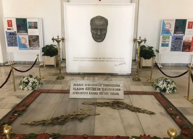 20 Kasm'da Ankara'da devlet erkan tarafndan karlanan cenaze TBMM nnde katafalka konuldu. 21 Kasm 1938 gn ok byk bir cenaze treniyle Ankara Etnografya Mzesi'ndeki geici kabrine konulan Atatrk'n naa, ebedi istirahatgah Antkabir'e tand 10 Kasm 1953'e kadar burada kald.