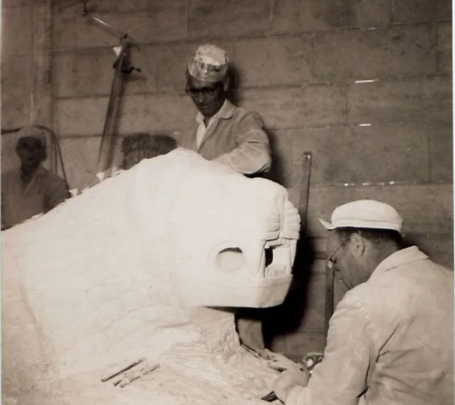 25 numaral proje    Atatrk'n 10 Kasm 1938'de vefatnn ardndan dnemin hkmetince bir ant mezarn yaplmas kararlatrld. Bununla ilgili en byk soru iareti ise antn yeri oldu. Ant mezar iin Babakanlk bnyesinde yer tespit komisyonu kuruldu. Komisyon yerli ve yabanc mimarlara Antkabir'in nerede yaplmas gerektiine ynelik sorular sordu, incelemelerde bulundu. almalar srasnda Antkabir iin Ankara Kalesi, Genlik Park, ankaya, Gazi Orman iftlii'nin isimleri n plana kt. Daha sonra yaplan almalarn sonucunda imdiki ad Anttepe olan, Rasattepe'ye yaplmas fikri kabul edildi.