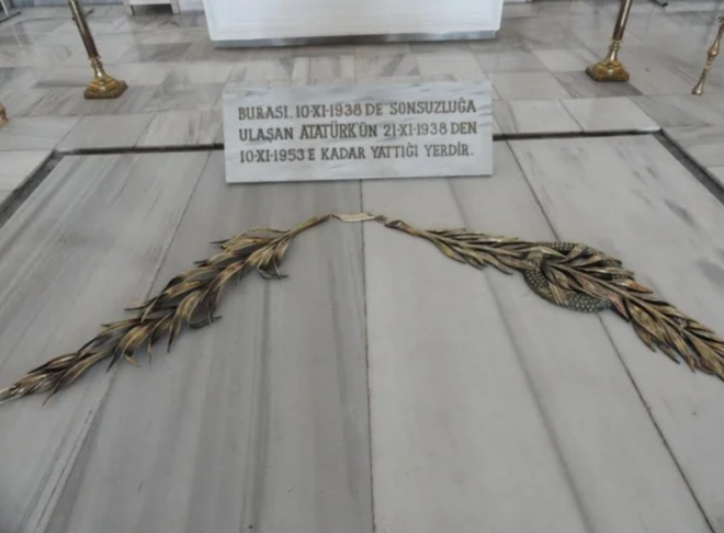 Etnografya Mzesi'ndeki geici kabir    10 Kasm 1938'de Dolmabahe Saray'nda hayata gzlerini yuman Atatrk?n naa, 16 Kasm'da Dolmabahe Saray tren salonunda katafalka konuldu. 19 Kasm gn cenaze byk bir kalabalk tarafndan Yavuz Zrhls ile zmit?e oradan da ayn gnn akam tm yurt gezilerinde kulland tren ile Ankara'ya uurland.