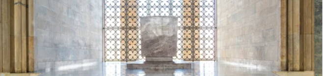 Atatrk'n mozolesine ise 42 basamakl merdivenlerden karak ulalyor. Merdivenlerin ortasnda Hitabet Krss bulunurken mozolenin giriinde eref Hol yer alyor. Holn zemini Adana ve Hatay'dan, duvarlar ise Afyonkarahisar ve Bilecik'ten getirilen mermerlerle kapl. 27 kiriten oluan tavanda ise hal ve kilim desenlerinden oluan altn yaldzl mozaik ssler dikkati ekiyor. Holn sonunda Atatrk'n sembolik lahdi bulunuyor. Buradaki lahit ta 40 ton arlnda Osmaniye'den getirilen tek para mermerden oluuyor.