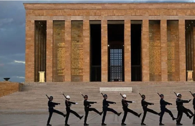 Bakanlar Kurulu, Profesr Emin Onat ile Doent Orhan Arda'nn 25 numaral projesinin tadilattan geirilerek uygulanmasna karar verdi. Hkmetin karar yaymlanan teblile akland. Yaplan dzenlemeler sonunda 9 Ekim 1944'te dzenlenen trenle Trkiye'nin sembol mekanlarndan Antkabir'in temeli atld. eitli nedenlerle uzayan yapm sreci ve projedeki deiikliklerin ardndan 1 Eyll 1953'te Antkabir'in inas tamamland.