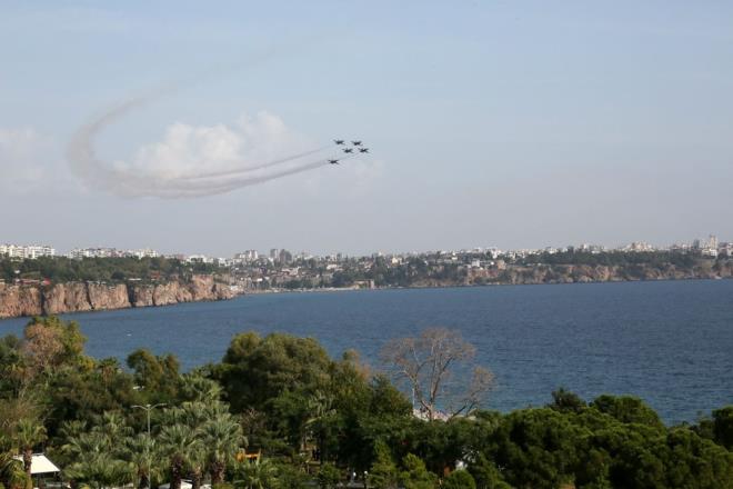 Trk Hava Kuvvetleri?nin akrobasi timi Trk Yldzlar, Trkiye Cumhuriyeti?nin kurucusu Byk nder Mustafa Kemal Atatrk?n ebediyete intikalinin 85?inci ylnda, Antalya?da ?Ata?ya sayg? uuu gerekletirdi.