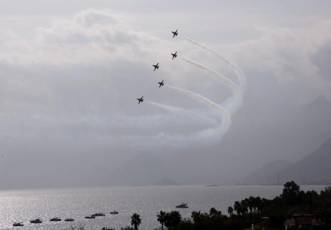 Bu kapsamda Trk Yldzlar, Konyaalt Sahili bata olmak zere Antalya semalarnda yaklak 30 dakika sren ?Ata'ya sayg? uuu yapt.