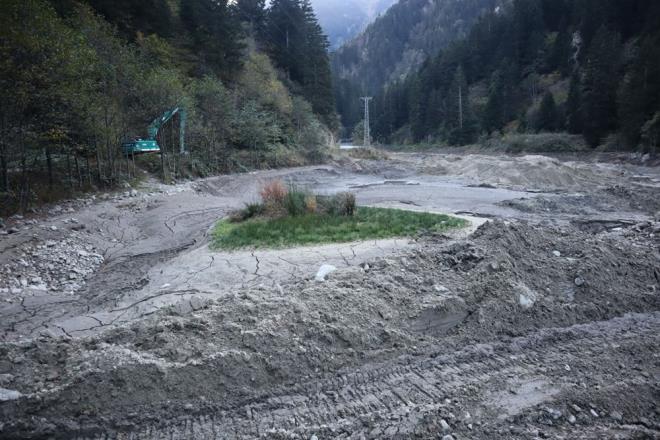 TERSP BENTLERNDE ALIMA BALATILDI    Uzungl Mahalle Muhtar Mehmet ztrk ise DS tarafndan gl korumak iin tersip bentlerinde almalarn baladn belirterek "Uzungl? korumak iin 4 tane tersip bendi yapld. Ancak uanda 3-4 senedir boaltlmad iin doldu. uanda boaltma almas yaplyor. Bu gln alvyonlarla dolmasn engellemek istiyoruz. Gl uanda 1-2 metre dolmu durumda. nallah ilerideki zamanlarda bu gl temizletmek iin elimizden gelen gayreti gstereceiz. Yetkililerden bu konuda yardm bekliyoruz. Uzungl? korumak istiyoruz." ifadelerini kulland.