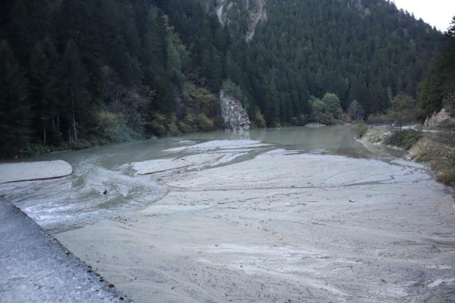 Akyz, ?Temel problemimiz temizlik. Buraya ortalama gnde 30 bine yakn ziyareti geliyor dolaysyla doal olarak temizlii biraz zor oluyor. Maalesef zlerek belirtmek isterim ki; yerel ynetimler bu konuda ok pasif kalyor, zerine den sorumluluklar yerine getirmekten zorlanyorlar. Gl, yaklak 6-7 sene nce temizlendii seviyeye maalesef geri dnd." dedi.