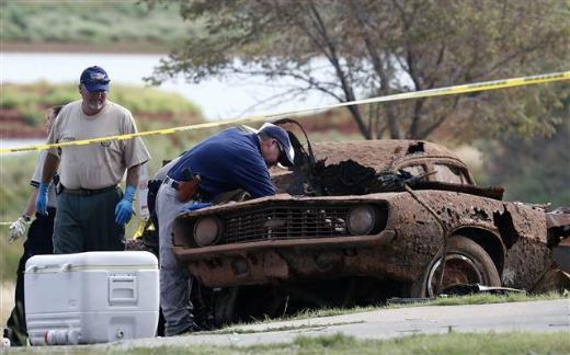 ABD'de eyalet polisi bir dal eitimi srasnda Oklahoma gln dibinden, iinde alt cesedin bulunduu iki paslanm ara kararak 40 yldan uzun sren gizemin zlmesini salad.