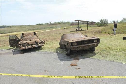 ABD'de eyalet polisi bir dal eitimi srasnda Oklahoma gln dibinden, iinde alt cesedin bulunduu iki paslanm ara kararak 40 yldan uzun sren gizemin zlmesini salad.
