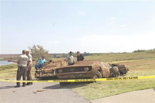 ABD'de eyalet polisi bir dal eitimi srasnda Oklahoma gln dibinden, iinde alt cesedin bulunduu iki paslanm ara kararak 40 yldan uzun sren gizemin zlmesini salad.