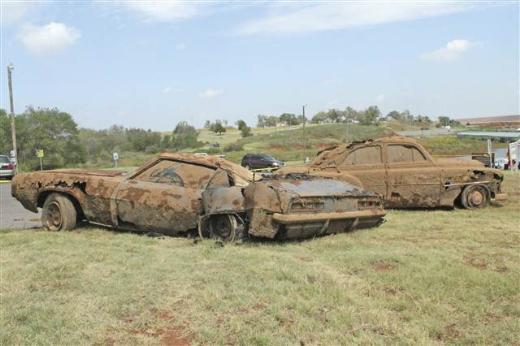 ABD'de eyalet polisi bir dal eitimi srasnda Oklahoma gln dibinden, iinde alt cesedin bulunduu iki paslanm ara kararak 40 yldan uzun sren gizemin zlmesini salad.