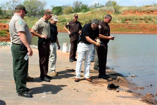 ABD'de eyalet polisi bir dal eitimi srasnda Oklahoma gln dibinden, iinde alt cesedin bulunduu iki paslanm ara kararak 40 yldan uzun sren gizemin zlmesini salad.