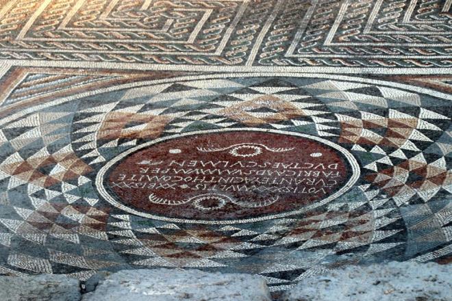 "4 BN METREKARE ALAN AIA IKARILDI"    Kaz alannn her yl genilediini belirten l Kltr ve Turizm Mdr kr Dursun, "lk bulunan alanlardan itibaren eitli noktalar aa kartld. Her yl da daha da genileyerek byyor. lk baktmz dnemlerde 300 metrekareydi, son dnemde 600 metrekareye kadar mozaik tabanlarn ulatn gryoruz. Yaklak u anda 4 bin metrekareye kadar alan aa kartld." dedi.