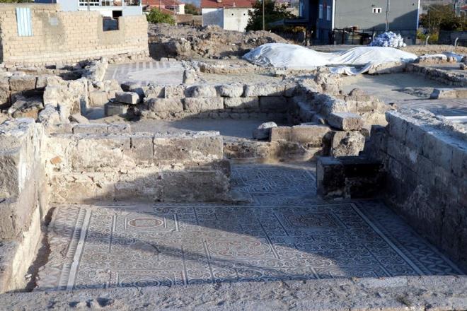 renehir Kaz Alan'nda gerekletirilen toplantya, Bykehir Belediye Bakan Memduh Bykkl, l Kltr ve Turizm Mdr kr Dursun, ncesu Belediye Bakan Mustafa lmek ve Nevehir Hac Bekta niversitesi Sanat Tarihi Blm retim yesi ve Kaz Bakan Can Erpek ile vatandalar katld.