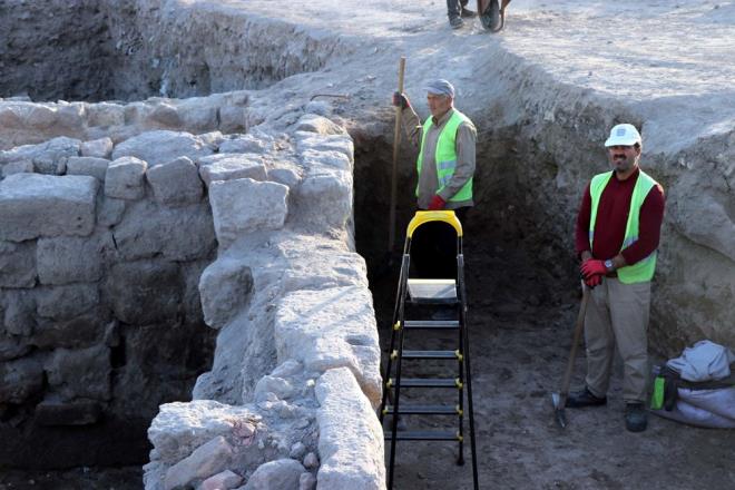 Dursun konumasnn devamnda "Bir btn olarak deerlendirdiimizde burann 4'nc yzylda ina edildii kansna vardk ancak 3'nc yzyla inen verilerle ve bunun dnda da daha sonraki dnemlerde de kullanlan verilere ulald. Binaya baktnz zaman taban mozaiklerinin gerekten iilik olarak ok kaliteli ve nitelikli olmas, burann dneminde ok nemli bir villa olarak kullanldn dndryor. Bir tarafta kabul salonu olarak gsterilen yerde Latince yaz bulundu. Bunun dnda Greke yaztlar da aa kartld. ounluk olarak geometrik sslemeli mozaikler mevcut" ifadelerini kulland.