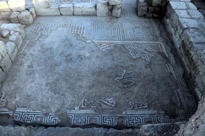 "ST DZEY BR KONUT"    Kaz almalarnda ilk etapta 4'nc yzyl olarak dndkleri ina almalarnn 3'nc yzyla kadar indiini syleyen Nevehir Hac Bekta Veli niversitesi Sanat Tarihi Blm retim yesi ve Kaz Bakan Can Erpek ise, " Yapacamz almalarda belki daha erken bir dneme ilikin verilere de ulaabiliriz. 3'nc yzylda ina edilen yapnn arkeolojik verilere gre 6'nc yzylda da kullanldna dair elimizde bilgiler var. Yap, Bizans dneminde ve Trklerin Anadolu'ya gelmesinden sonra da kullanlmaya devam etmi. Buras, yaklak 33 mekana sahip, ok geni bir alana yaylm, st dzey bir konut ve bu konutun henz snrlarna tam olarak ulam deiliz." diye konutu.