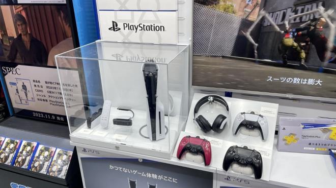 Sony Interactive Entertainment aklamasna gre, Japonya'daki maazalar, "PS5 Slim" ismiyle piyasaya srlen yeni model konsollarn satna balad.