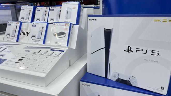 Kasm 2020'de piyasaya kan ilk modele kyasla yaklak yzde 30 daha kk tasarlanan yeni model PlayStation 5'in hafza kapasitesi 1 terabayta ykseltildi.