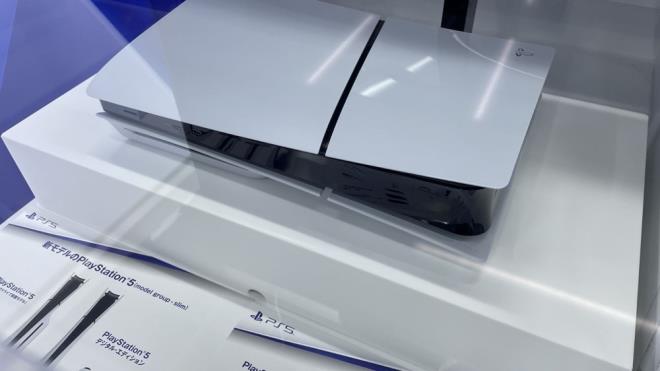 Mevcut stoklarn tkenmesiyle eski model PlayStation 5'lerin satn durdurmay planlayan Japon firma, deniz ar "PS5 Slim" satlarna bu ay iinde balayacak.