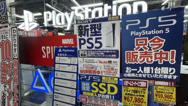 Ayrca ilk modellerin arlyla kyaslandnda, "PS5 Slim" disk srcl modelde yzde 18, disk srcsz modelde ise yzde 24 orannda hafifletildi.