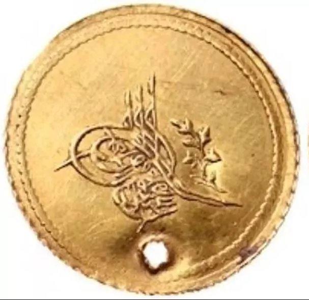 MEHMUDYE  <br>  I. Mahmud lmeden ksa bir sre nce bastrlan yirmi kuru deerinde altn para olan Memduhiye, ziynet makamnda kullanlrd. 1839 ylnda tahta kan Sultan Abdlmecit de kendi adna Memduhiyeler bastrd.