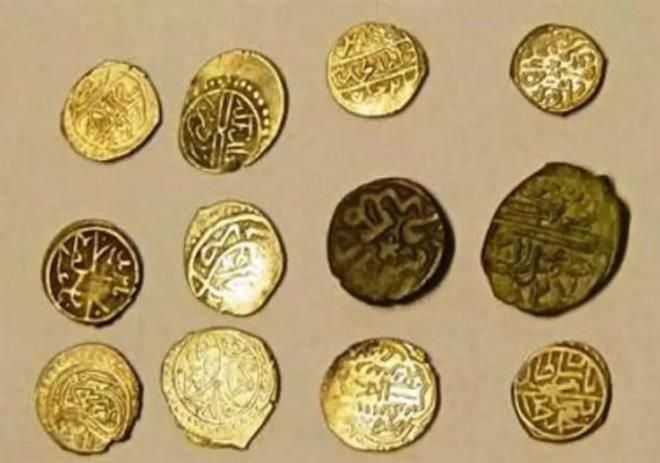 OSMANLI'DA KULLANILAN PARA ETLER  <br>  MANGIR  <br>  Kk alveriler iin kullanlan bakrdan bir sikke olan mangr, I. Murad (1362-89) zamannda baslmaya balanmt.    II. Mehmet zamanna gelindiinde ise iki farkl mangr tipi kullanlmaya baland.