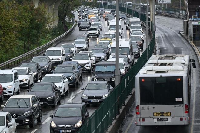 Mega kentte trafik younluu da yaanyor.  te yandan, toplu ulamda da zellikle aktarma noktalarnda younluk olutu.