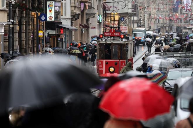 stanbul?da saanak ya etkili oluyor.  Taksim Meydan?nda bir anda bastran yamur, turist ve vatandalara zor anlar yaatt.